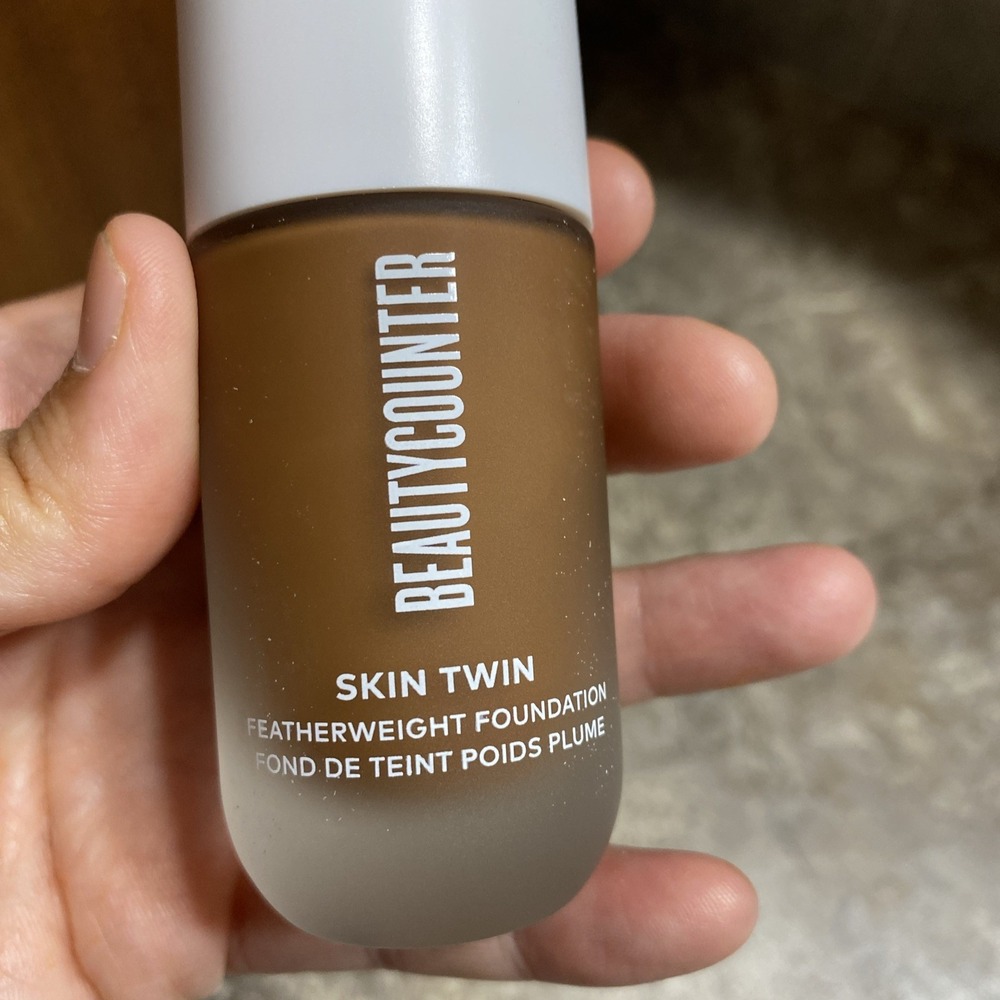 BeautyCounter Skin Twin Featherweight Foundation‎ 1 Fl Oz Deep 620 new in box - Picture 2 of 5